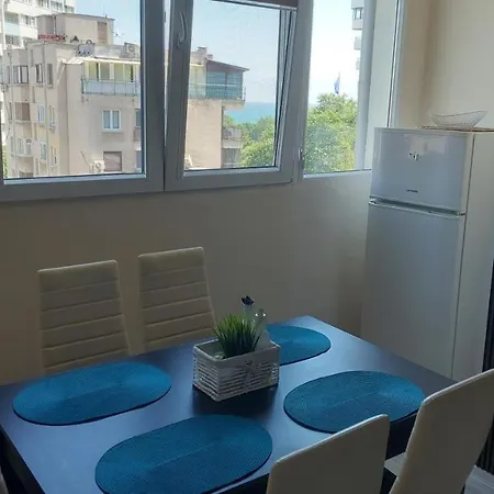 アパート Апартамент Лазур ブルガス